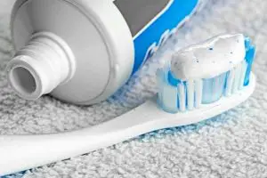 Zahnpasta entfernen aus Kleidung und Textilien