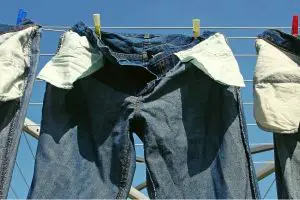 Jeans und andere Hosen schnell und effektiv trocknen