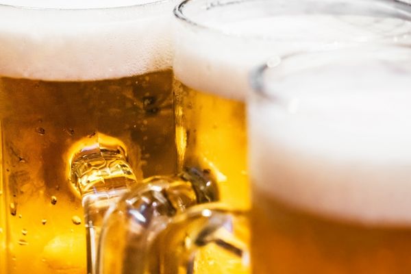 Beeren Flecken Aus Weißer Kleidung Entfernen Bierflecken entfernen: Von Teppich, Kleidung & Co (Tipps)