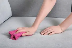 Anleitung für das Entfernen von Flecken vom Sofa