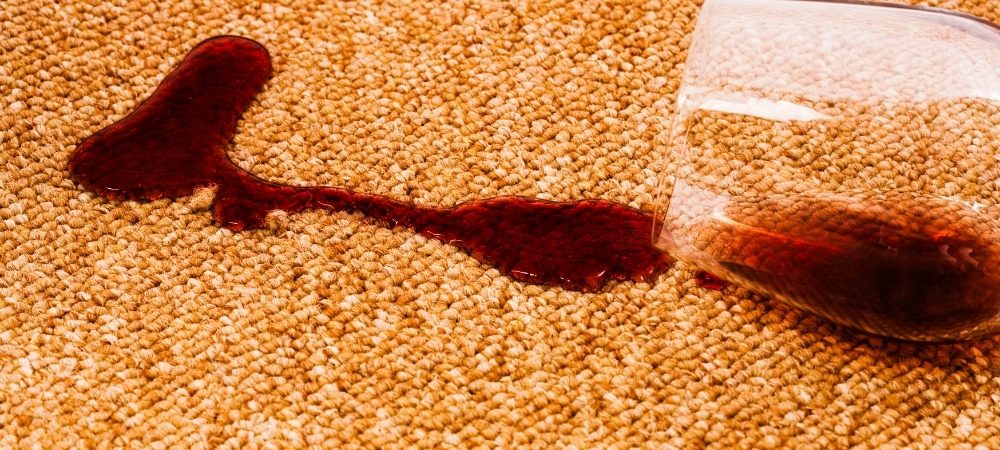 Rotweinflecken von Teppich entfernen