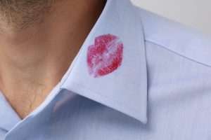 Flecken von Lippenstift auf Hemd, Bluse und mehr entfernen